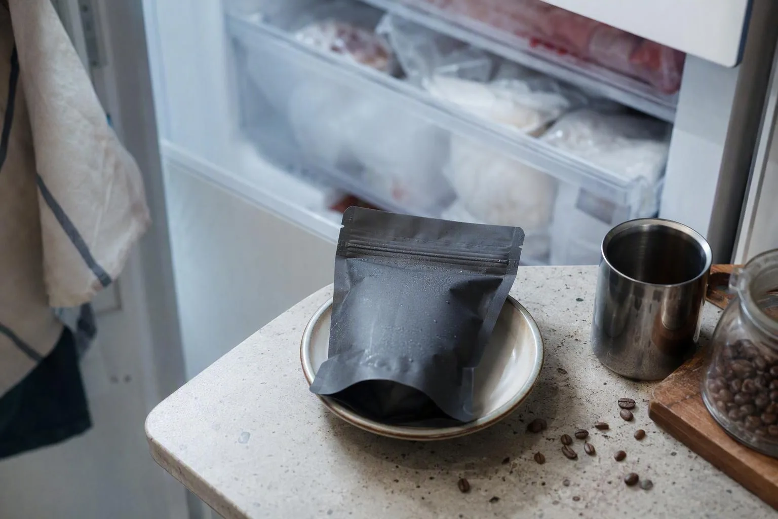 Small sealed coffee portions are labeled with roast date and dose.